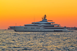 difference between a boat and a yacht definition